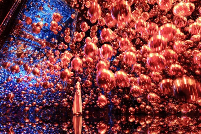 teamLab, Morphing Continuum. A sculpture of spheres held in place by the flow of air alone. teamLab Phenomena Abu Dhabi. © teamLab